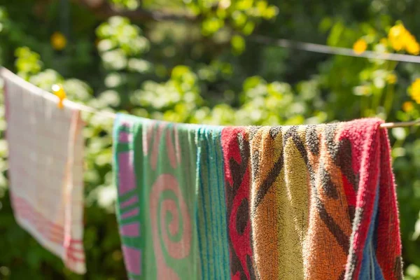 Hängande handdukar i trädgården på en rad — Stockfoto