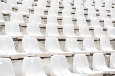 Boş beyaz Stadyumu satır güneş ışığı ile stand