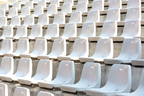 Estádio branco vazio stand fileiras com luz solar — Fotografia de Stock