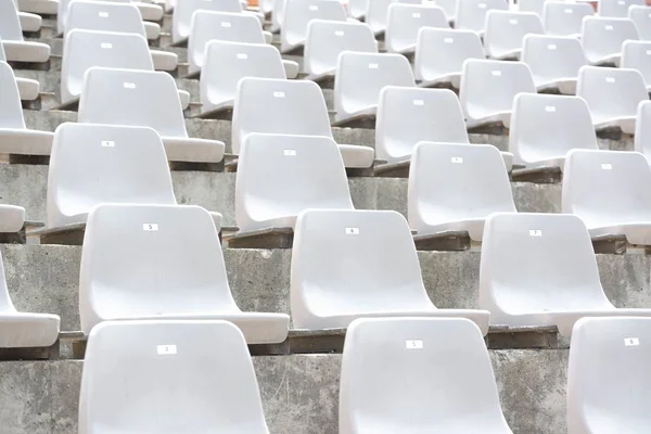 Пустой белый стадион стоят ряды с солнечным светом — стоковое фото