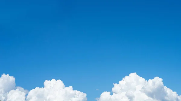 Fundo Céu Azul Com Nuvens Brancas — Fotografia de Stock