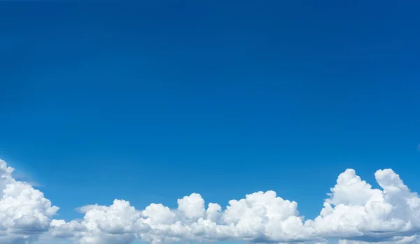 白い雲と青い空の背景 — ストック写真