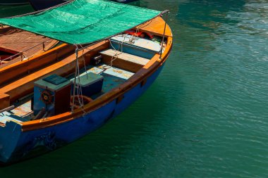 Küçük geleneksel balıkçı teknesi, ağaçtan, renkli, boyalı, Sicilya