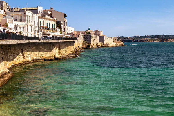 美丽的西西里海岸与古代夏季住宅 — 图库照片