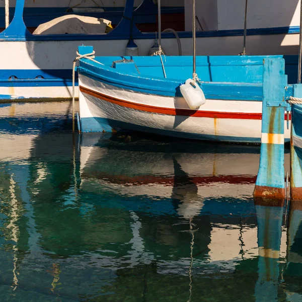 Kleines Traditionelles Fischerboot Aus Holz Farbig Bemalt Sizilianisch — Stockfoto