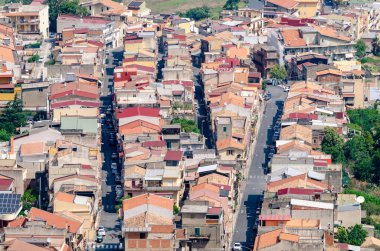 Tipik bir Sicilya kasabasının yukarıdan görünüşü