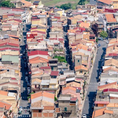 Tipik bir Sicilya kasabasının yukarıdan görünüşü