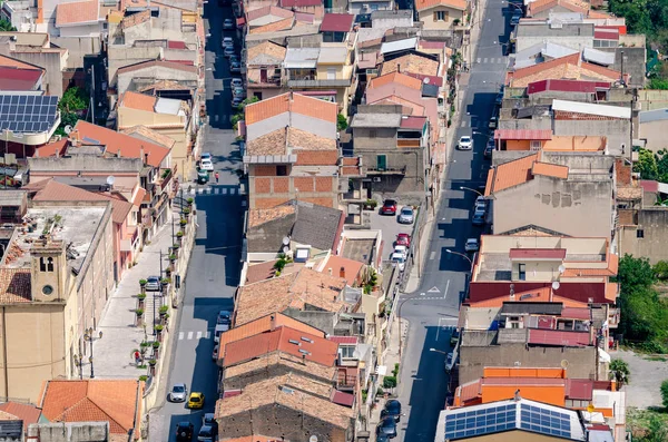 Tipik bir Sicilya kasabasının yukarıdan görünüşü