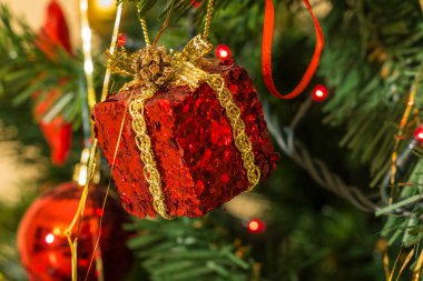 Çeşitli Noel ağacı süslemeleri ve arka planda kırmızı ışık bulanıklığı