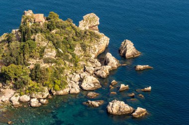 Isola Bella'nın Adası ve mavi okyanus su Taormina'da - Sicilya kumsalda havadan görünümü.
