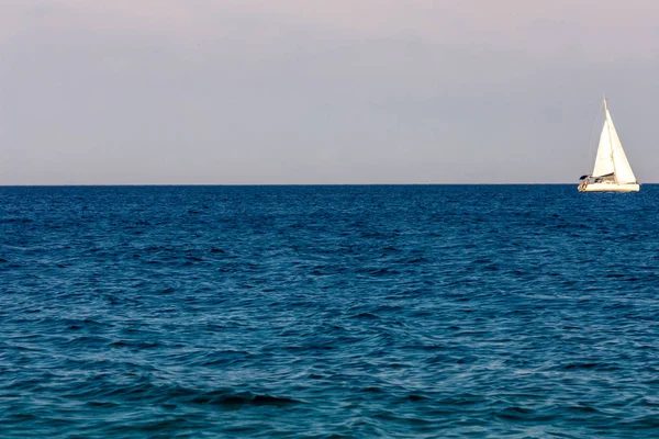 Barca Vela Nel Blu Del Mare Estivo — Foto Stock