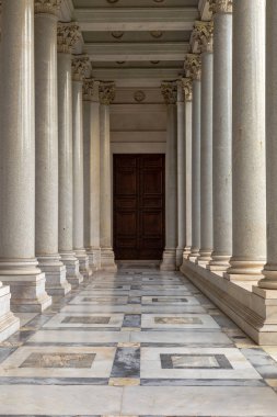 Colonnade sütunda satır. Klasik stil colonnade Roma, İtalya