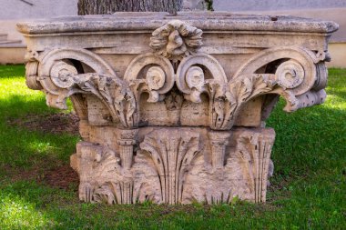 Roma Forumu 'nun Roma harabelerinin ayrıntıları. Roma Forumları, Roma şehrinin merkezindeki çok sayıda önemli antik hükümet binasının kalıntılarıyla çevrili dikdörtgen bir forum (plaza)..