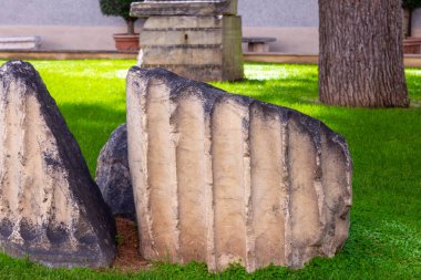 Roma Forumu 'nun Roma harabelerinin ayrıntıları. Roma Forumları, Roma şehrinin merkezindeki çok sayıda önemli antik hükümet binasının kalıntılarıyla çevrili dikdörtgen bir forum (plaza)..