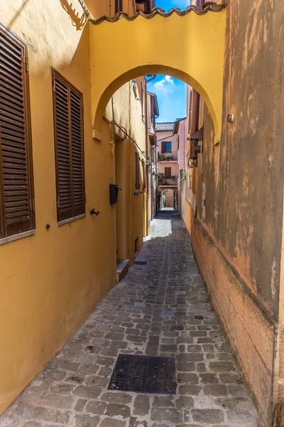 Característica Calle Estrecha Una Ciudad Medieval Italiana — Foto de Stock