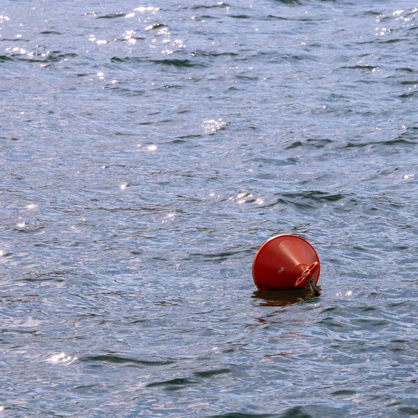 红色的浮标漂浮在大海中间 — 图库照片