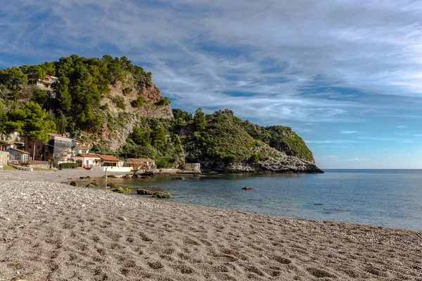 Kış denizde. Güzel Sicilya sahil görünümünü