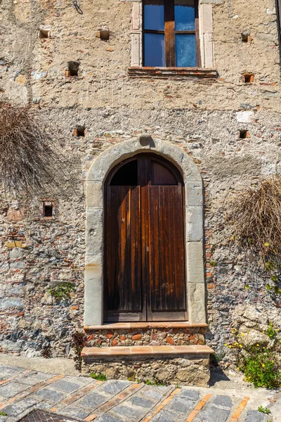 Сицилийская древняя дверь — стоковое фото