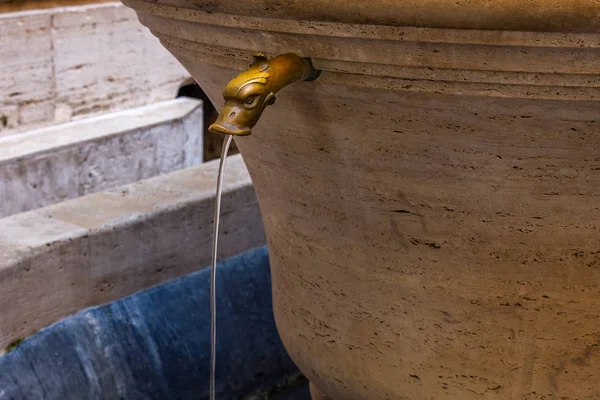 古代の水の噴水 — ストック写真