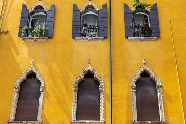 Ventanas en las fachadas — Foto de Stock