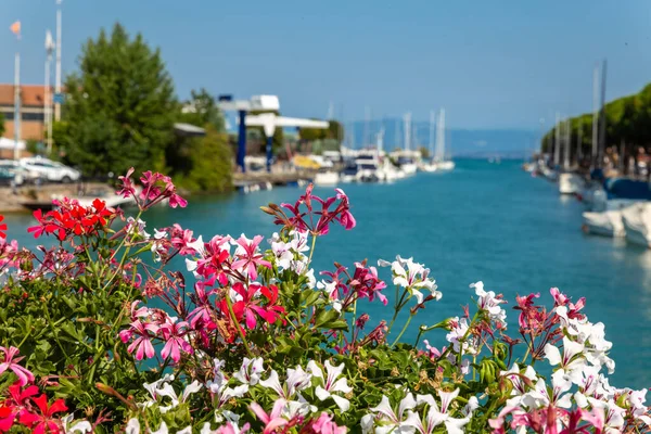 Balcony of flowers on Lake Garda — Stock Photo, Image