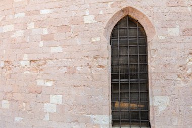 Eski ortaçağ evlerinin ön cephelerinde pencereler