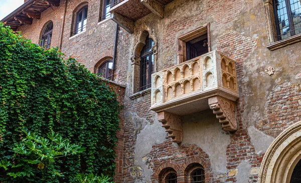 Fenster Den Fassaden Alter Mittelalterlicher Venezianischer Häuser — Stockfoto