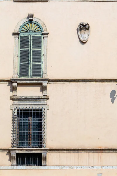 Finestre Nelle Facciate Delle Antiche Case Veneziane — Foto Stock