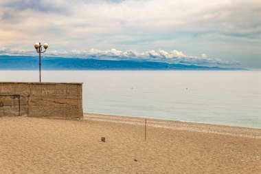 Sicilya kıyısı bir bahar günü yaygara koparıyor.