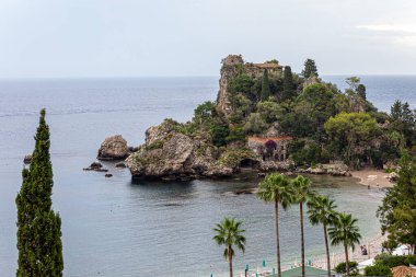 Ada ve Isola Bella manzarası ve Taormina, Sicilya, İtalya 'da mavi deniz