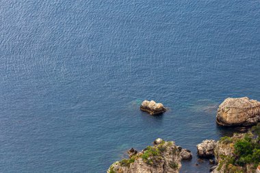 Kayalar ve mavi Akdeniz