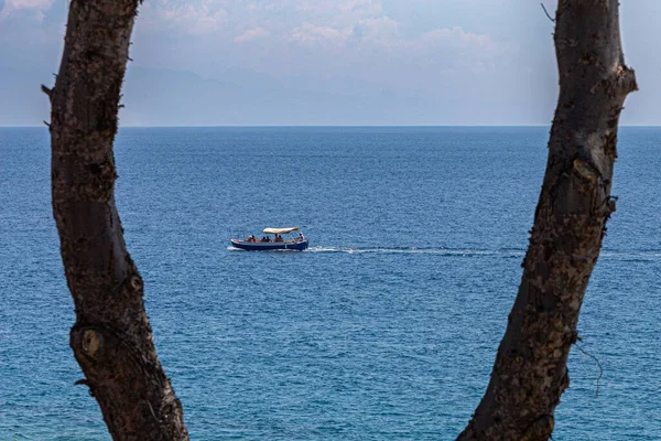 Nyár Szicíliában Olaszország Kék Tenger Hajók Turistákkal — Stock Fotó