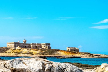 Konumundan dolayı, Sicilya (akıntı adası) İyon ve Akdeniz arasında ideal bir sınır oluşturmaktadır..