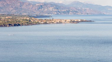 Sahil ve görkemli mavi Sicilya Denizi