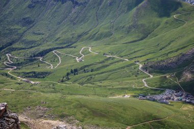 Alp yeşili arazide manzaralı yılan yolu