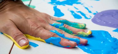 El Beyaz Kağıt arka plan üzerine bir izleme renkli sembol yapmak