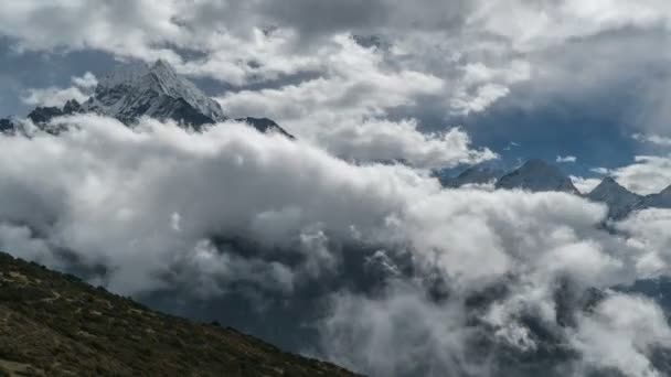 As nuvens se movem nos picos do Himalaia — Vídeo de Stock