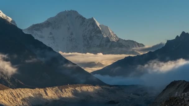 Il movimento delle nuvole sulla valle delle Highland — Video Stock