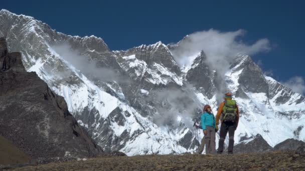 Счастливые туристы в горах Непала — стоковое видео
