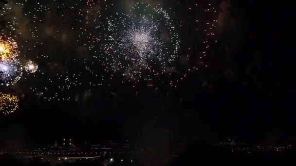 Espectáculo de fuegos artificiales increíble — Vídeo de stock