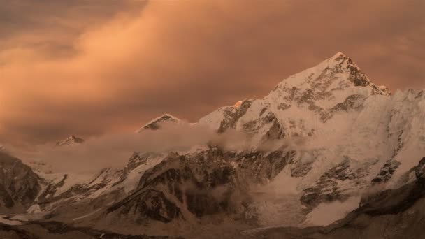 Puesta de sol nocturna sobre el Everest — Vídeos de Stock