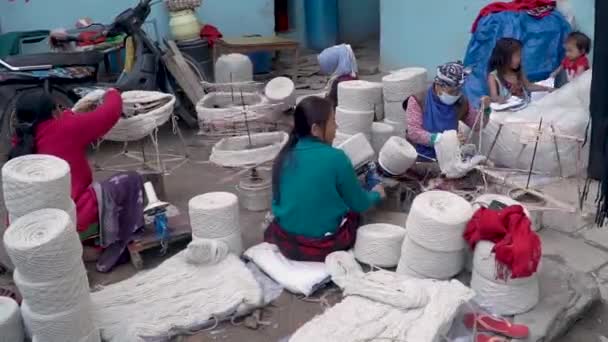 Mulheres nepalesas fazendo fios de lã — Vídeo de Stock