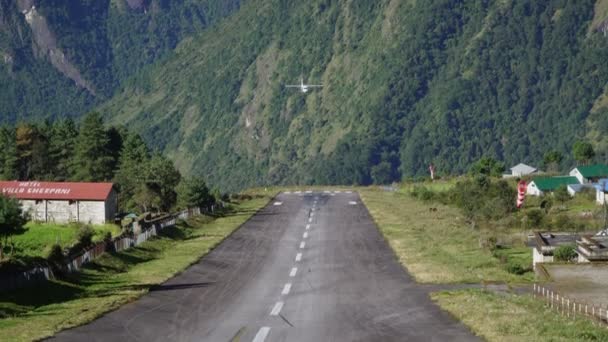 Landingsvliegtuigen op Tenzing-Hillary Airport in Lukla — Stockvideo