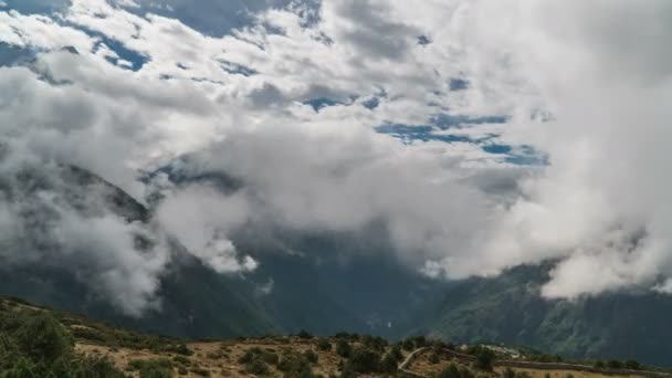高山谷地上空的云彩运动 — 图库视频影像