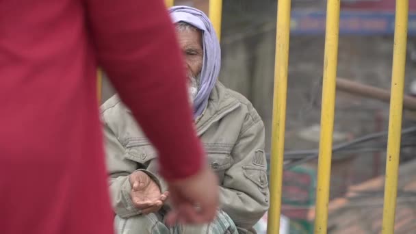 Beggar begs for money — Stock Video