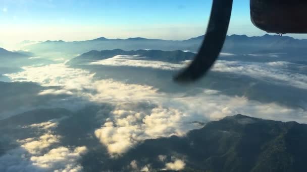 Blick aus einem tief fliegenden Flugzeugfenster — Stockvideo