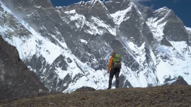 De man is reizen in de Himalaya — Stockvideo