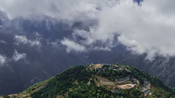 El movimiento de las nubes sobre el valle y la aldea de montaña en el Himalaya — Vídeo de stock