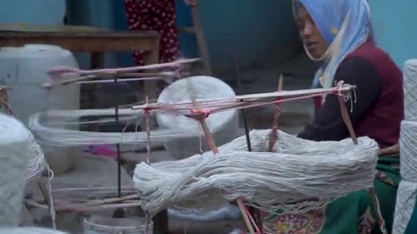 Nepalese women making wool yarn — Stock Video