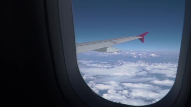 Nuvens e Himalaias sob a asa de um avião — Vídeo de Stock